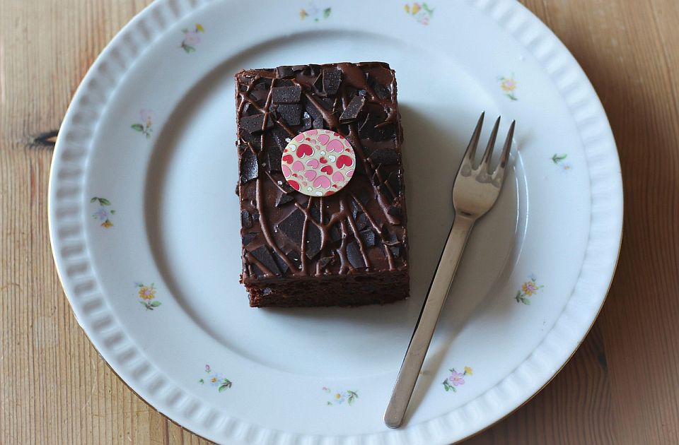 Čoko-malina kocke bez pečenja: Priprema od samo 15 minuta Čoko-malina kocke bez pečenja: Priprema od samo 15 minuta