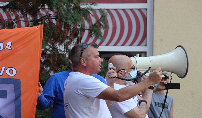 FOTO, VIDEO: Pedesetak ljudi na protestu zbog otpuštanja 200 radnika RTV-a, traže povratak radnika na posao i povećanje pretplate