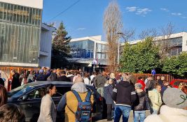 Roditelji ispred OŠ 