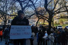 FOTO, VIDEO: Građani i studenti na skupu podrške novosadskim aktivistima pred početak suđenja
