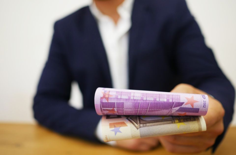 Građani se sve više zadužuju kod banaka, najviše uzimaju keš kredite