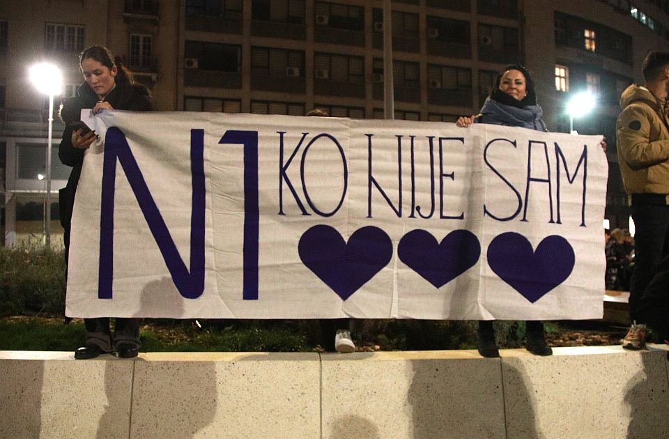 Protest podrške novinarima N1 ispred Skupštine Srbije