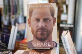 Memoari princa Harija za dan prodati u 1,4 miliona primeraka: Kritike na račun britanske monarhije