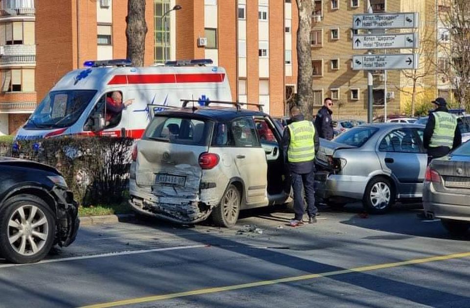 FOTO: Lančani sudar na Futoškom putu, ima povređenih