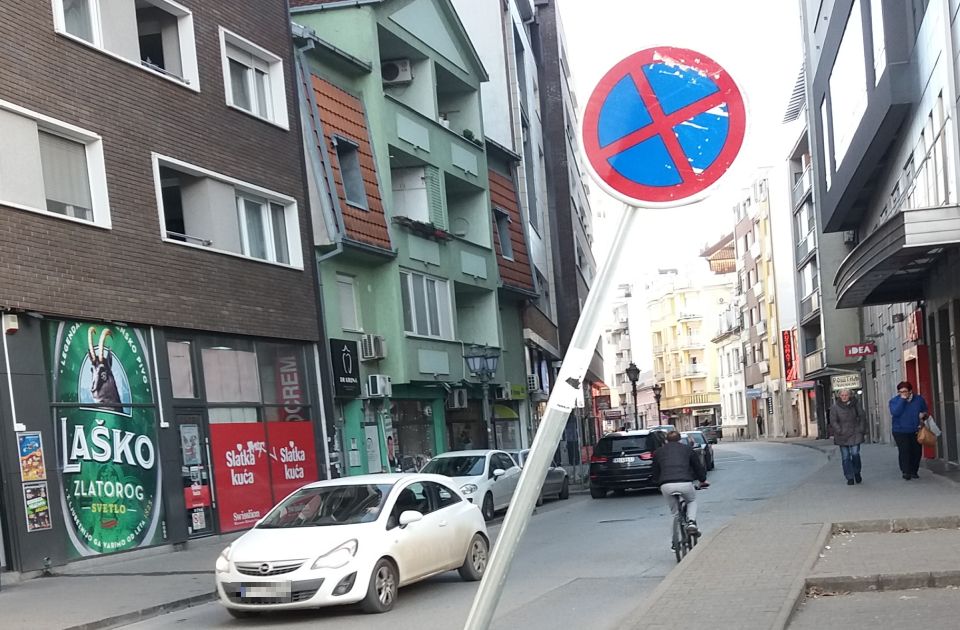 FOTO Kritični znakovi širom Novog Sada: Samo što ne padnu - a neki su već srušeni