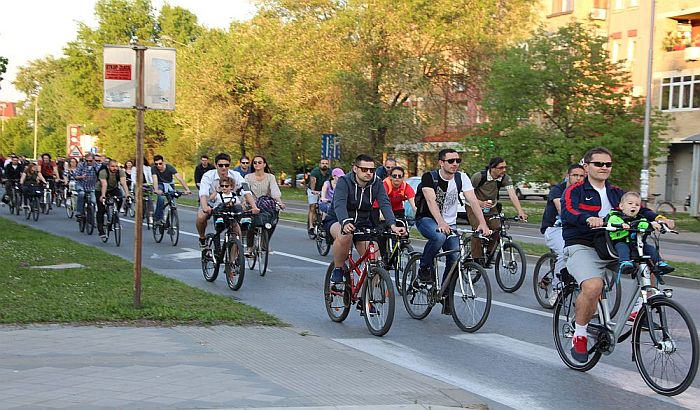 FOTO: "Kritična masa" u Novom Sadu, biciklisti obišli zelene i manje zelene oaze