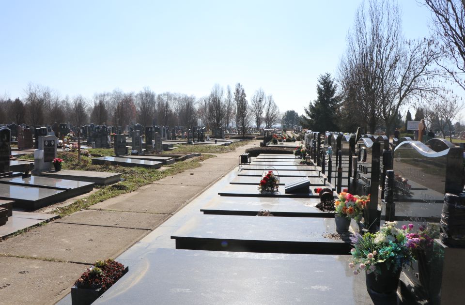 Kradu se vaze sa novosadskih groblja, "Lisje" ne može sve da iskontroliše