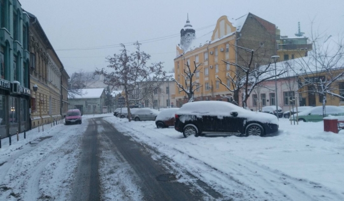 FOTO: Saobraćaj u Novom Sadu usporen zbog snega