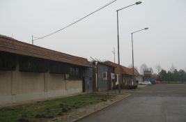 Još mesec dana pritvora za novosadskog policajca koji je oteo i tukao mladića u Bačkom Jarku