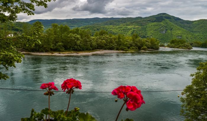 Građani protestuju zbog izgradnje zida koji im zaklanja pogled na Drinu