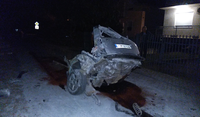 FOTO: Stravičan udes na Adicama, automobil prepolovljen