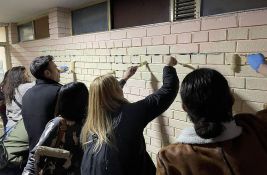 FOTO, VIDEO: Prekrečen preteći grafit ispisan u ulazu zgrade u kojoj živi Dinko Gruhonjić