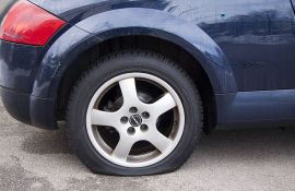 Bušili gume na automobilima u Novom Sadu, Beogradu i Nišu, pa krali stvari iz vozila