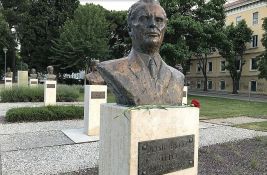 Policija u Puli prijavila maloletnika: U uniformi JNA položio venac kod Titove biste