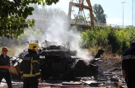 FOTO, VIDEO: Izgorela radna mašina kod Mosta slobode, vatrogasci sprečili da se vatra proširi