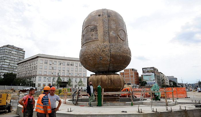 FOTO: Nastavlja se postavljanje spomenika Stefanu Nemanji, planira se i fontana sa 48 mlaznica i posebna rasveta