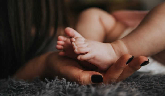 Pojedine bolnice u Vojvodini naplaćuju boravak roditelja uz bolesno dete, očevi se i dalje diskriminišu