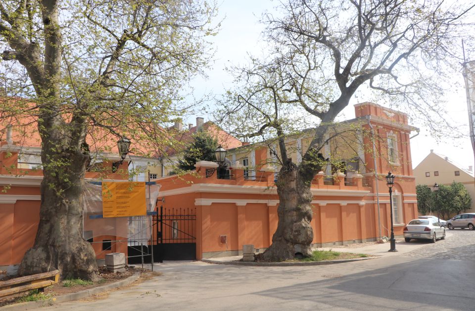 FOTO: Privodi se kraju obnova dela fasade Vojne bolnice u Petrovaradinu, najstarije u Evropi
