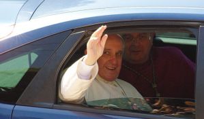 Papa ostao bez portparola, ostavku podnela i zamenica