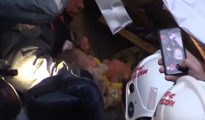 VIDEO: Ruski spasioci izvukli živu bebu 35 sati posle rušenja zgrade