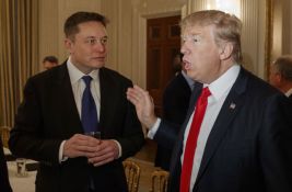 Akcije Tesle znatno pale posle razmene kritika Maska i Trampa