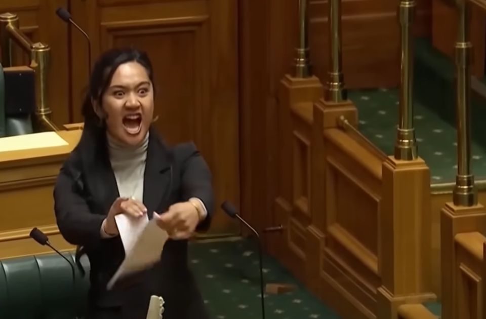 VIDEO: Troje poslanika na Novom Zelandu suspendovano jer su izveli haka ples u parlamentu VIDEO: Troje poslanika na Novom Zelandu suspendovano jer su izveli haka ples u parlamentu
