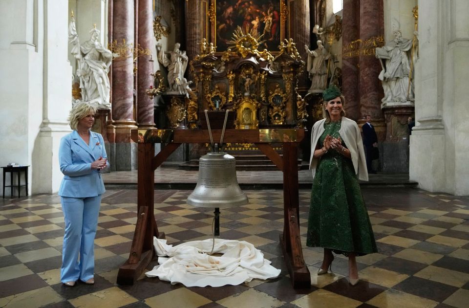 Holandska kraljica poklonila češkoj crkvi zvono napravljeno od ruskog oružja