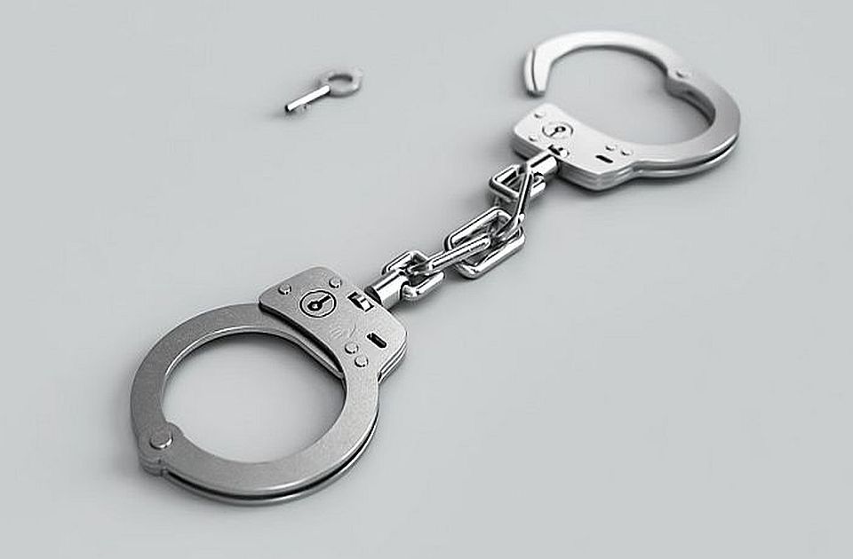 Kikinda: Muškarac uhapšen pošto je pretukao svoje ćerke