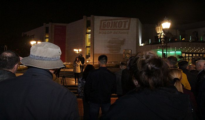 FOTO, VIDEO: Na protestu SZS u Novom Sadu poručeno da gradovima širom Srbije šetaju slobodni građani