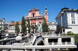 Protest u Ljubljani zbog kovid mera, bakljama na parlament Slovenije