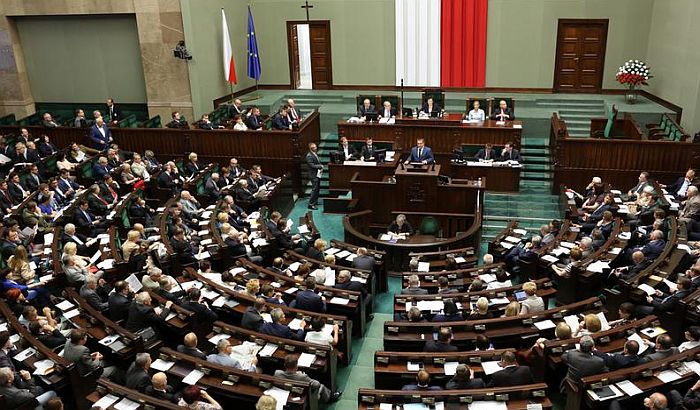 Prevario ju je muž poslanik pa traži da poslanici zbog preljube izgube mandat