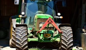Sud u Prokuplju kaznio čoveka za vožnju traktora, iako je vozio frezu