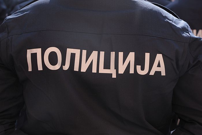 Stara Pazova: U kući držao arsenal oružja, ometač signala, delove policijske uniforme...