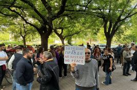 VIDEO: Građani ispred novosadskog suda pred prvo ročište po tužbi profesora protiv MUP-a