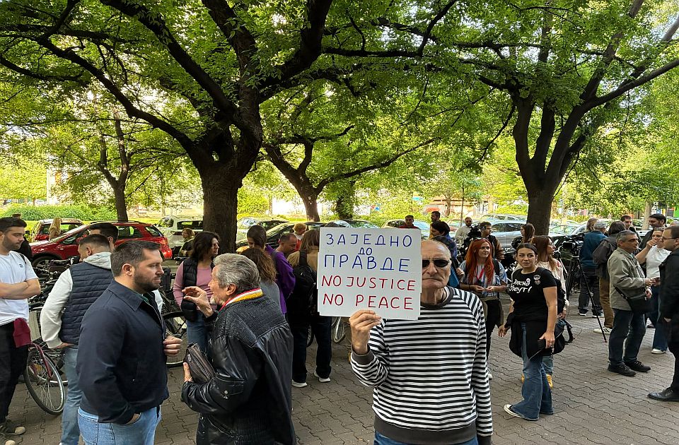 VIDEO: Građani ispred novosadskog suda pred prvo ročište po tužbi profesora protiv MUP-a
