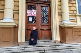 Nastavlja se jednočasovni štrajk u Jovinoj gimnaziji, roditelji i dalje traže smenu direktora škole