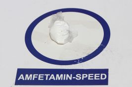 Tokom pokušaja bekstva od policije pokušao da se reši 50 g amfetamina, posle mu našli i marihuanu i tablete