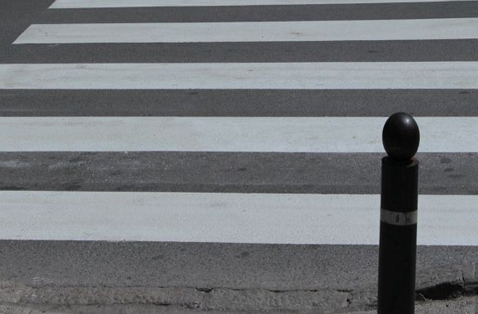 "Audi" naleteo na dečaka na pešačkom prelazu u Nišu, a potom udario u drugo vozilo