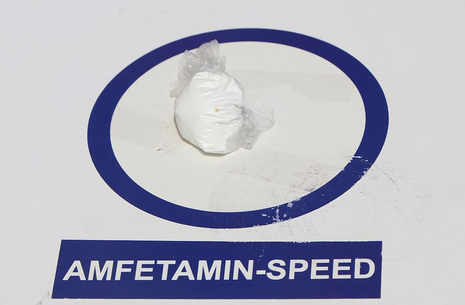Tokom pokušaja bekstva od policije pokušao da se reši 50 g amfetamina, posle mu našli i marihuanu i tablete