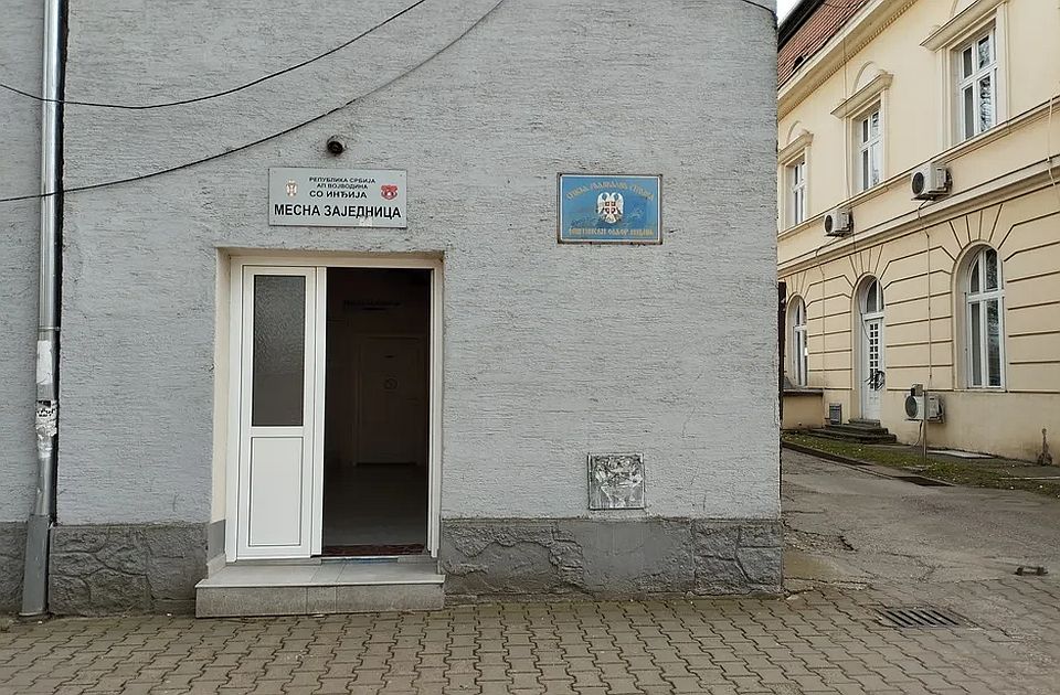 Radikali u Inđiji već pet godina koriste prostor mesne zajednice bez ugovora, opština ne reaguje