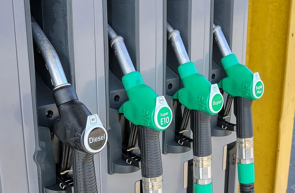 "Cene goriva naduvane, ne utvrđuju se na osnovu cene sirove nafte, kako se tvrdi"
