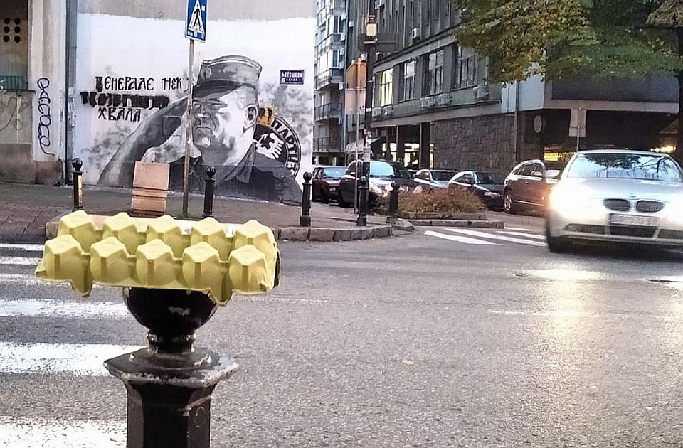 VIDEO: Privedena Aida Ćorović jer je jajima gađala mural sa likom Ratka Mladića