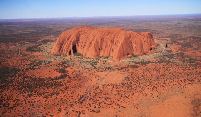 VIDEO: Turisti se masovno penju na stenu Uluru pre oktobarske zabrane