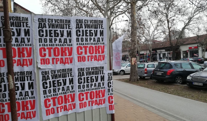 FOTO: Plakati sa uvredama na račun učesnika protesta izlepljeni po Novom Sadu