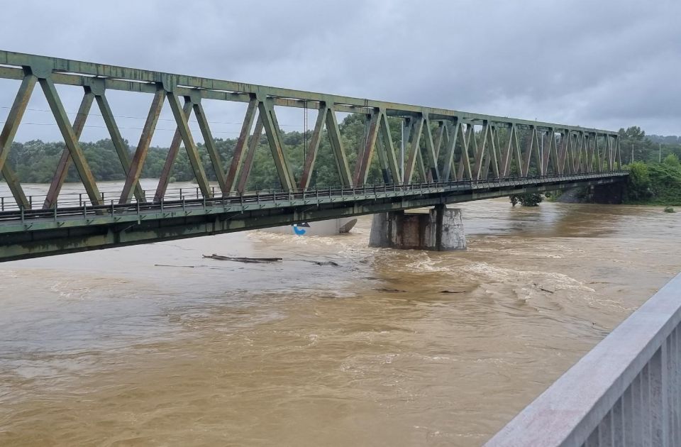 Drava se izliva duž celog toka, nadležni upozoravaju građane da se ne penju na nasipe da fotografišu