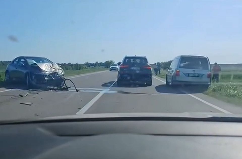 VIDEO: Težak udes na putu Novi Sad - Zrenjanin, stvara se gužva