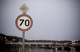 Neko je samoinicijativno postavio znak ograničenja brzine od 70 km/h na mestu gde važi 50 km/h