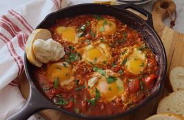 VIDEO: Šakšuka - jaja u sosu od paradajza