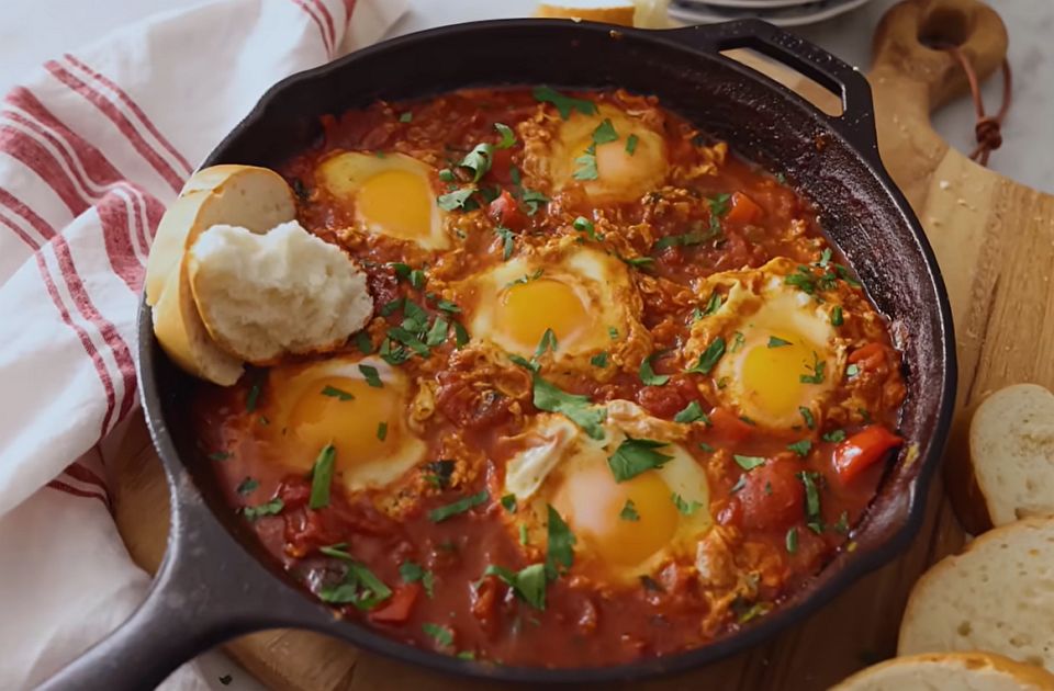 VIDEO: Šakšuka - jaja u sosu od paradajza