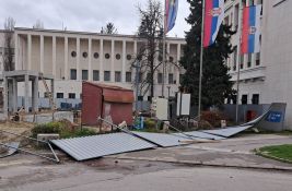 FOTO: Zbog jakog vetra pala i ograda na gradilištu kod Banovine